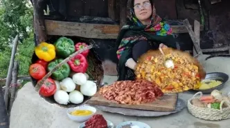 (ویدئو) پخت دیدنی خوراک جگرمرغ، گوجه و سیب زمینی توسط بانوی روستایی شمالی