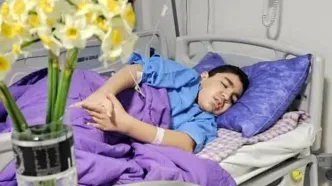 (ویدیو) لبخند زیبای سینا علیخانی بعد از دیدن این چهره معروف تلویزیون روی تخت بیمارستان