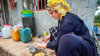 (ویدئو) مهارت تماشایی بانوی روستایی مازندرانی در تهیه جوجه و گوجه کبابی