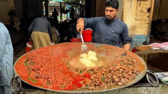 (ویدئو) غذای مشهور خیابانی در پاکستان؛ جغول بغول جگر و گوجه فرنگی