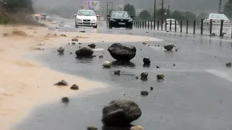 ببینید / سقوط سنگ غول پیکر از کوه به سمت جاده در اثر بارش باران در ایلام