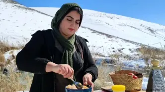 (ویدئو) پخت جالب شامی مرغ و گوجه در کوهستان توسط یک بانوی روستایی کردستانی