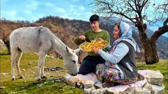 (ویدئو) پخت 5 غذای محلی توسط دو بانوی روستایی کردستانی؛ از پیتزا تا کباب تابه ای مرغ