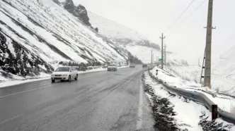 بارش برف در جاده چالوس و الزام همراه داشتن زنجیر چرخ