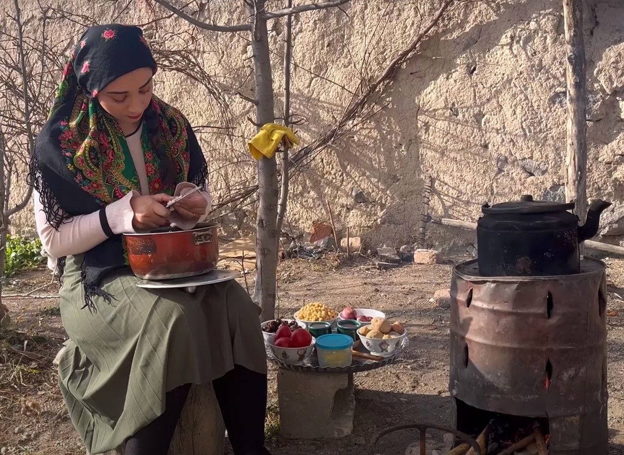 (ویدئو) پخت آبگوشت محلی متفاوت به روش یک بانوی جوان روستای اربیلی