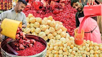 (ویدئو) روش خلاقانه فروشندگان خیابانی پاکستانی در تهیه آب انار و آب پرتقال