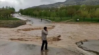 یک پل معروف در خرم‌آباد زیر آب رفت