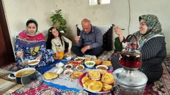 (ویدئو) پخت نان سبزیجات محلی و عدسی توسط یک مادر و دختر روستایی ارومیه ای