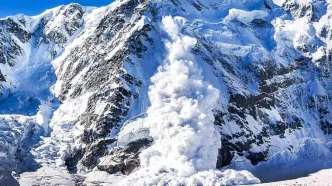 جاده چالوس به علت ریزش بهمن مسدود است