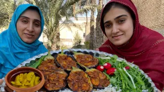 (ویدئو) پخت دو پیازه میگو با پلو و بادمجان توسط یک بانوی جوان روستای جنوبی