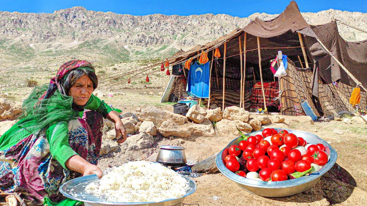 (ویدئو) ببینید این بانوی مسن عشایر قشقایی چگونه پلو گوجه بادمجان طبخ می کند