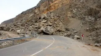 ریزش سنگ راه ۵ روستای مرزن‌آباد چالوس بست + جزییات