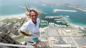(ویدئو) لحظاتی هیجان‌انگیز از بالا رفتن یک روس از ساختمانی ٣١٨ متری به سبک مرد عنکبوتی