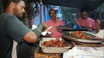 (ویدئو) غذای مشهور خیابانی در هند؛ طبخ ماهی 12 هزار تومانی روی ساج و زغال
