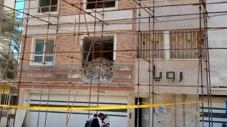 تخریب ساختمان چهار طبقه ناایمن متعلق به هلدینگ "عبدالباقی" در آبادان آغاز شد