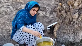 (ویدئو) پخت چلو گوشت محلی به روش دیدنی دو بانوی روستایی هرمزگانی