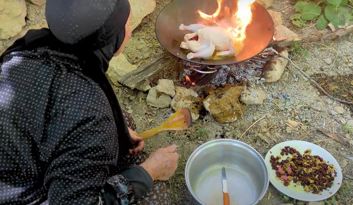 (ویدئو) پخت مرغ شکم پر روی ساج به روش مادربزرگ روستایی بختیاری