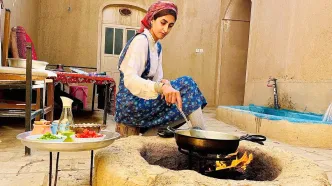 (ویدئو) پخت یک غذای خوشمزه با بادمجان و گوشت توسط بانوی روستایی خراسانی