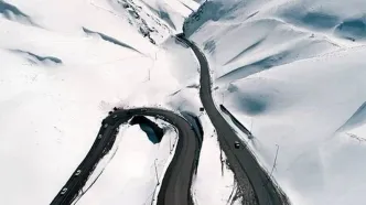 بارش سنگین برف در جاده چالوس/ اگر قصد سفر دارید زنجیر چرخ را فراموش نکنید