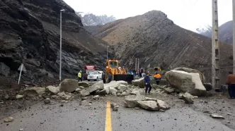 احتمال ریزش سنگ در جاده چالوس / مسافران بخوانند