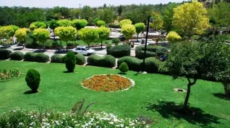 خبر وزیر کشور نقض شد/ بنر جنجالی در یک بوستان در نجف آباد