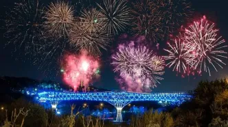 نورافشانی «پل طبیعت» در شب سال نو ۱۴۰۳