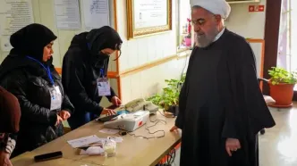 شوخی روحانی با دو رای دهنده جوان/ عکس یادگاری رئیس جمهور سابق با متصدیان صندوق رای