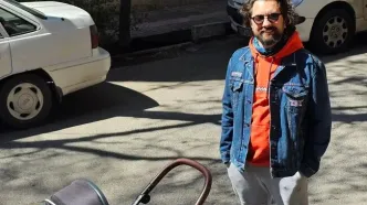 (ویدئو) بهرام رادان در حال قدم زدن با فرزندش در خیابان های تهران