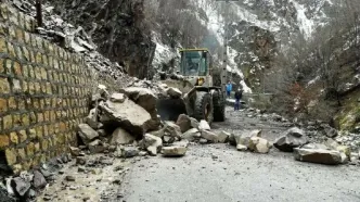 هشدار به مسافران / خطر جدی ریزش کوه در جاده کرج به چالوس