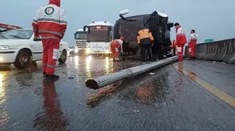 واژگونی اتوبوس در اتوبان کرج -قزوین با ۱۳ مصدوم