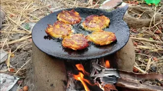 (ویدئو) نحوه تهیه یک غذای سنتی با سیب زمینی در روستاهای دور افتاده هند