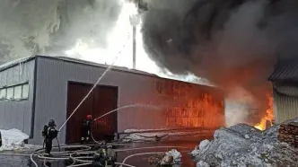 آتش‌سوزی شدید در انباری در مسکو/ ویدئو