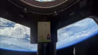 نقاشی‌های کودکان ایرانی به دست یاسمین مقبلی در ایستگاه فضایی بین‌المللی رسید/ این فضانورد آمریکایی ایرانی‌تبار روی یک تبلت با پس‌زمینه زیبای زمین آنها را به نمایش گذاشت/ ویدئو