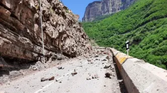 ریزش کوه روی چند خودرو در جاده کندوان