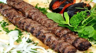 (ویدئو) طرز تهیه کباب کوبیده چرب و آبدار بدون منقل، ویژه آپارتمان‌نشین‌ها