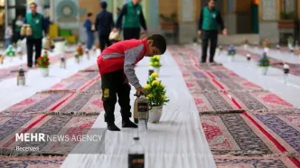 تصاویر: تلاش خادمان برای برپایی سفره افطار در حرم بانوی کرامت