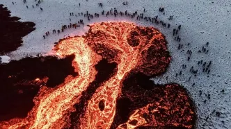 عکس/ صحنه جالب فوران آتشفشان در دل یخ و برفِ ایسلند!