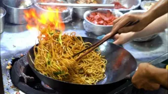 (ویدئو) غذای خیابانی چین؛ پخت رشته فرنگی و برنج سرخ شده در پکن
