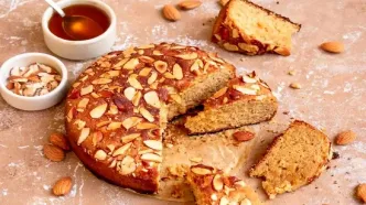 طرز تهیه کیک عسل و بادام خامه ای | یکبار امتحانش کن!