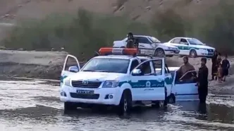 فیلم دیدنی از عملیات پلیس برای نجات خانواده گرفتار در رودخانه / در ایرانشهر رخ داد