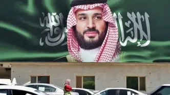 تیپ خاص و متفاوت بن سلمان در دفتر کارش + ببینید