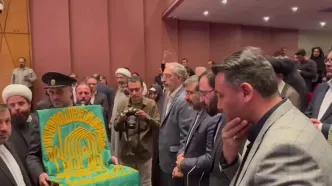 پرچم گردانی و نقاره زنی خادمان حرم مطهر امام رضا (ع) همزمان با دهه کرامت در آیین رونمایی از تازه‌ترین تابلوی نقاشی حسن روح‌ الامین