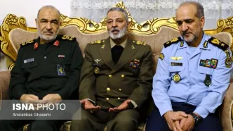 تصاویر: دیدار فرماندهان سپاه و ارتش با خانواده شهدای گروه پروازی رئیس‌جمهور