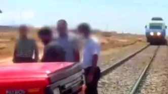 گیرکردن خودروی پاترول روی ریل، قطار تهران-یزد را متوقف کرد! + فیلم