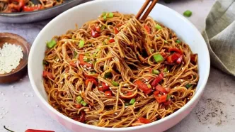 طرز تهیه نودل متفاوت و لذیذ در کمتر از 10 دقیقه+فیلم