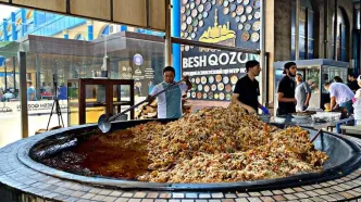 (ویدئو) غذای خیابانی در ازبکستان؛ پخت 650 کیلو پلو ازبکی با گوشت در تاشکند