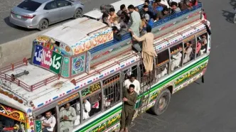 سقوط اتوبوس به دره‌ در بلوچستان پاکستان/ دست کم ۲۷ نفر جان باختند