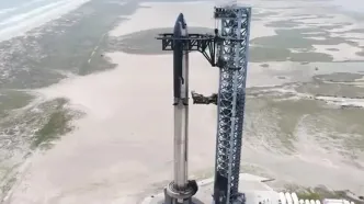 (ویدئو) تصاویری از چگونگی سوار کردن موشک استارشیب بر روی بوسترش