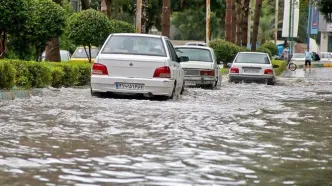 لحظات دلهره‌آور نجات سرنشینان یک پراید از وسط سیل