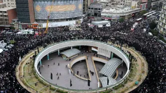 «شهیدِ جمهور» بر دیوارنگاره میدان ولیعصر نقش بست